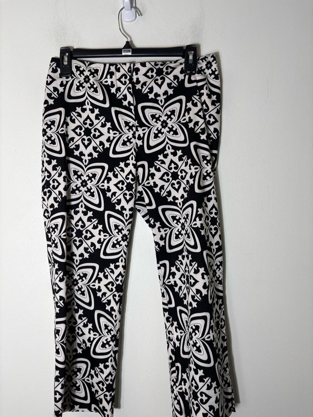 White House Black Market Black and White Print Flat Frong Capri Pants Sz 4